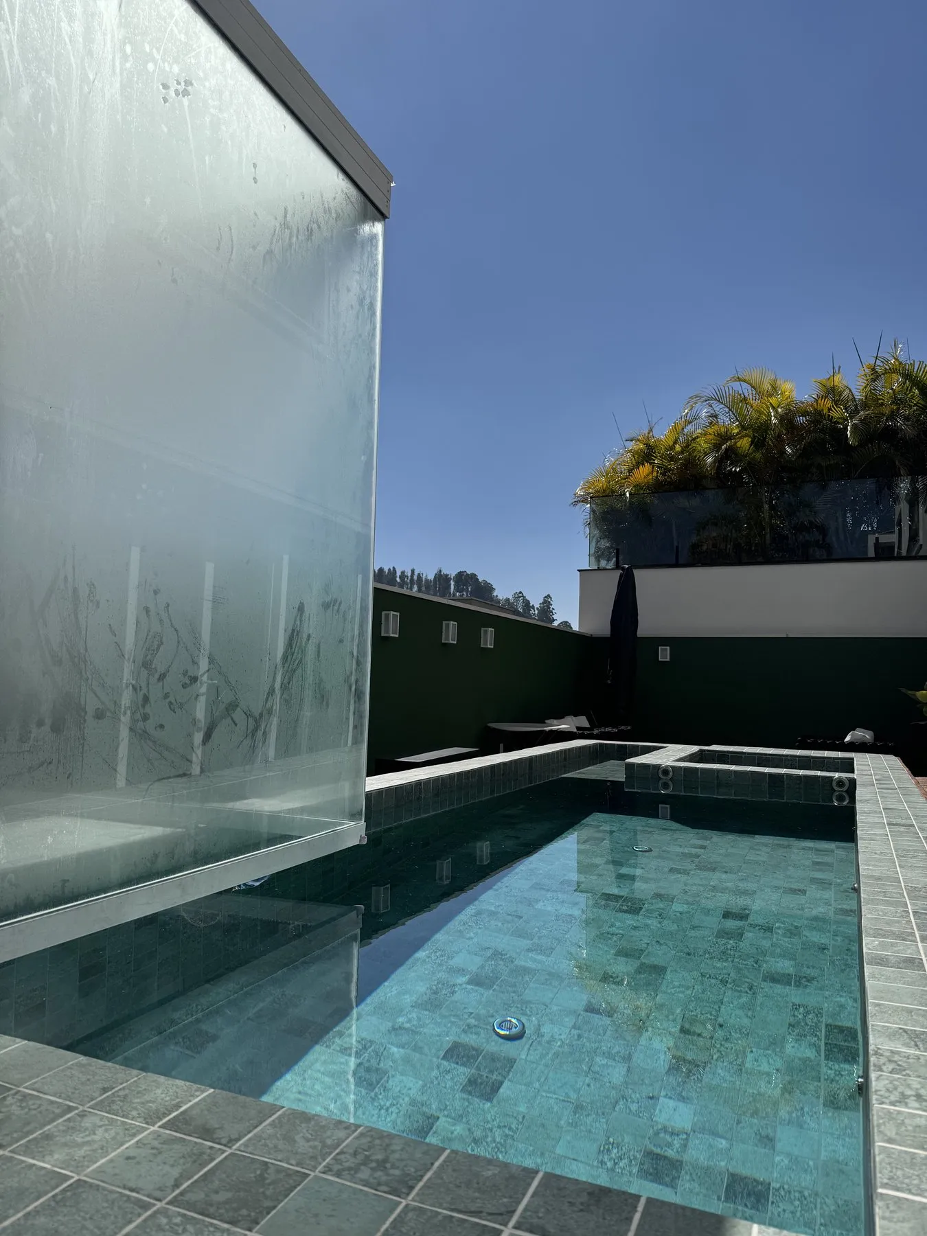Detalhe do spa com água cristalina e revestimento verde