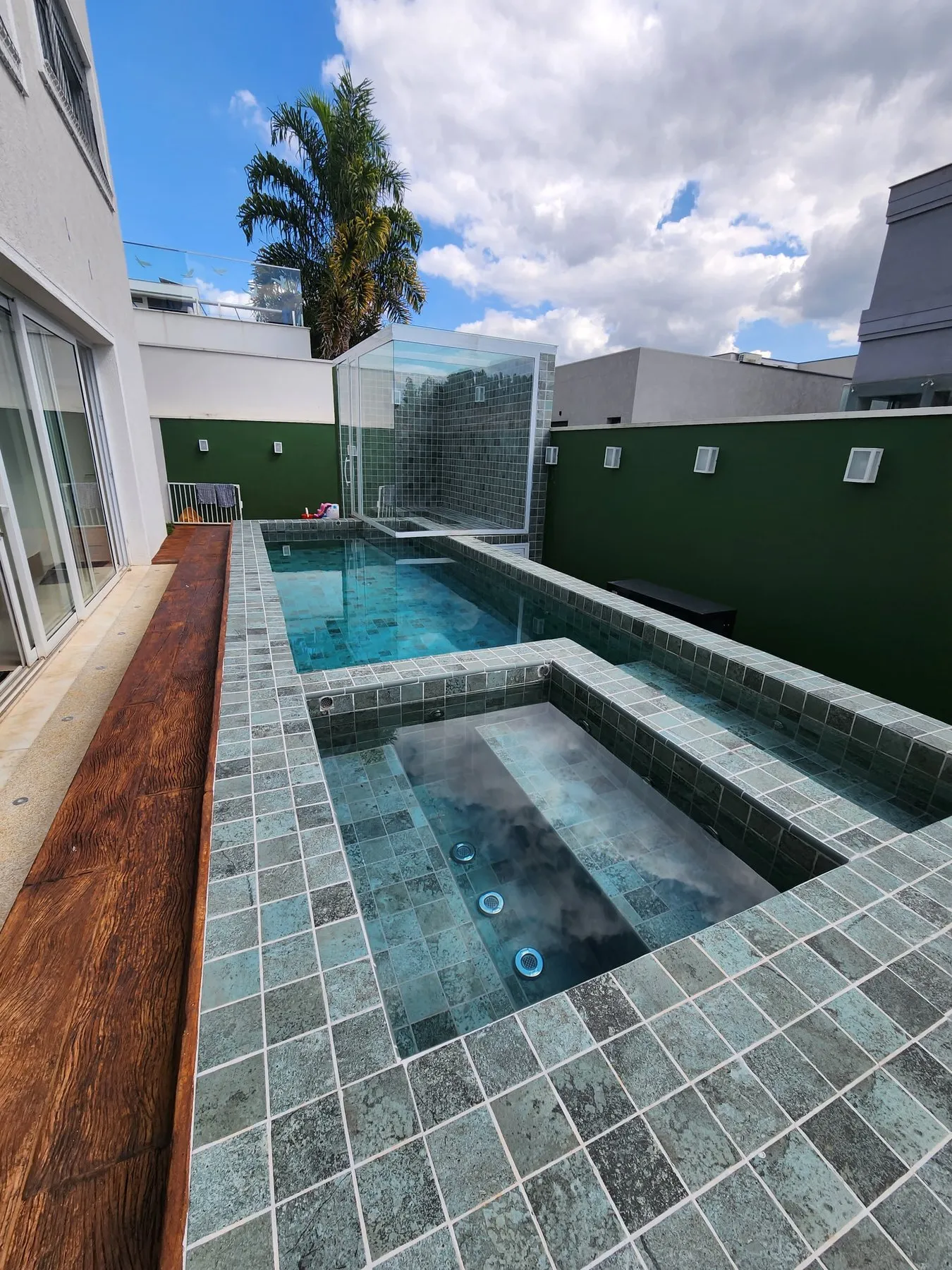 Vista da raia com o spa elevado ao fundo