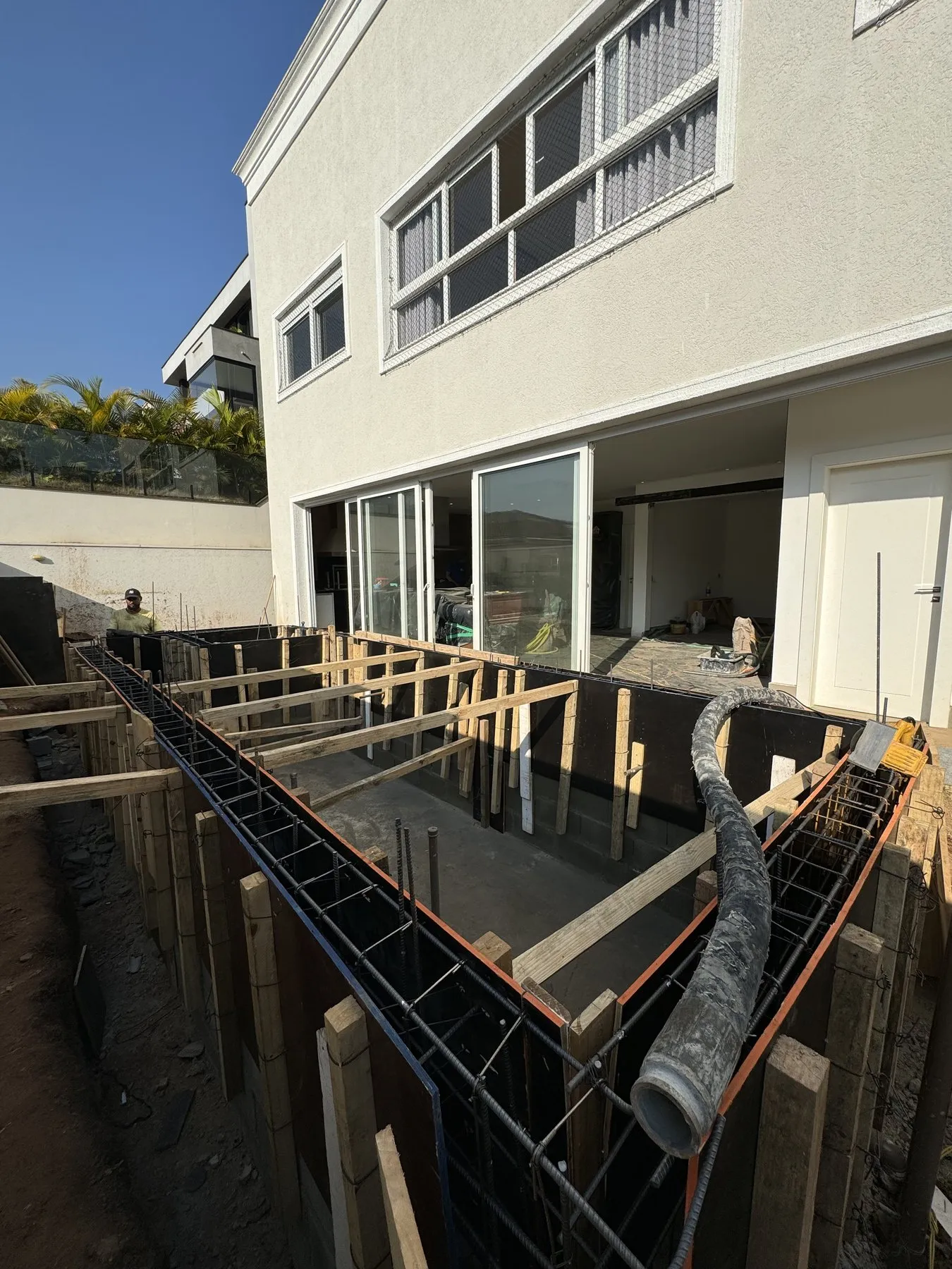 Estrutura e armação de ferro da piscina em Alphaville