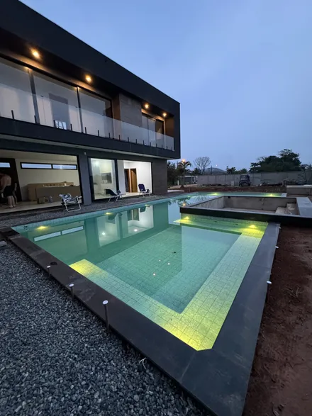 Piscina com spa e iluminação LED entregue pela Raia Azul