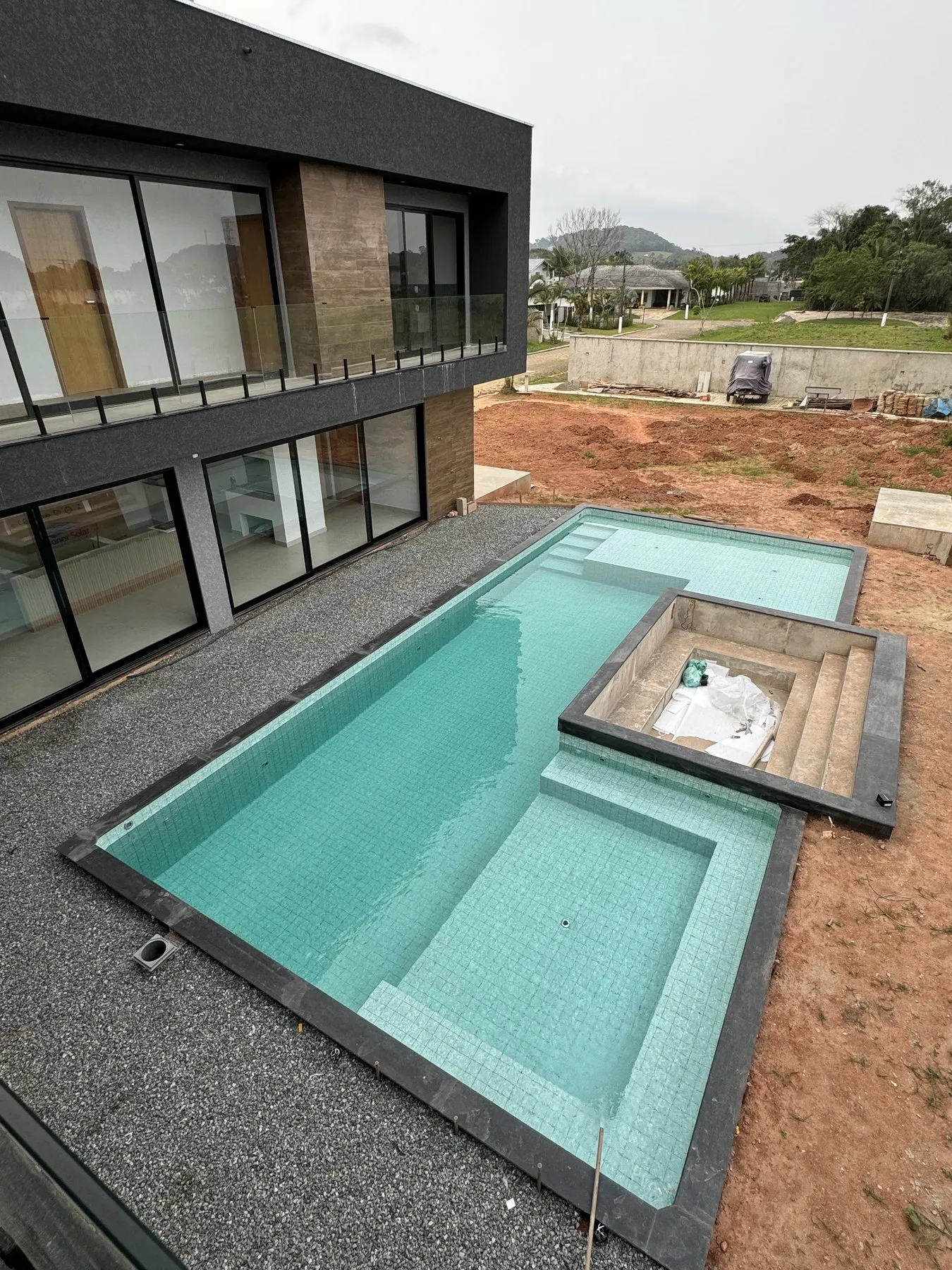 Piscina retangular com spa, pronta e cheia de água