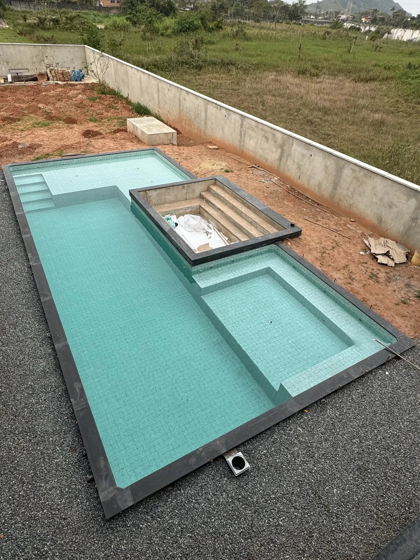 Piscina com prainha e spa com água verde-água