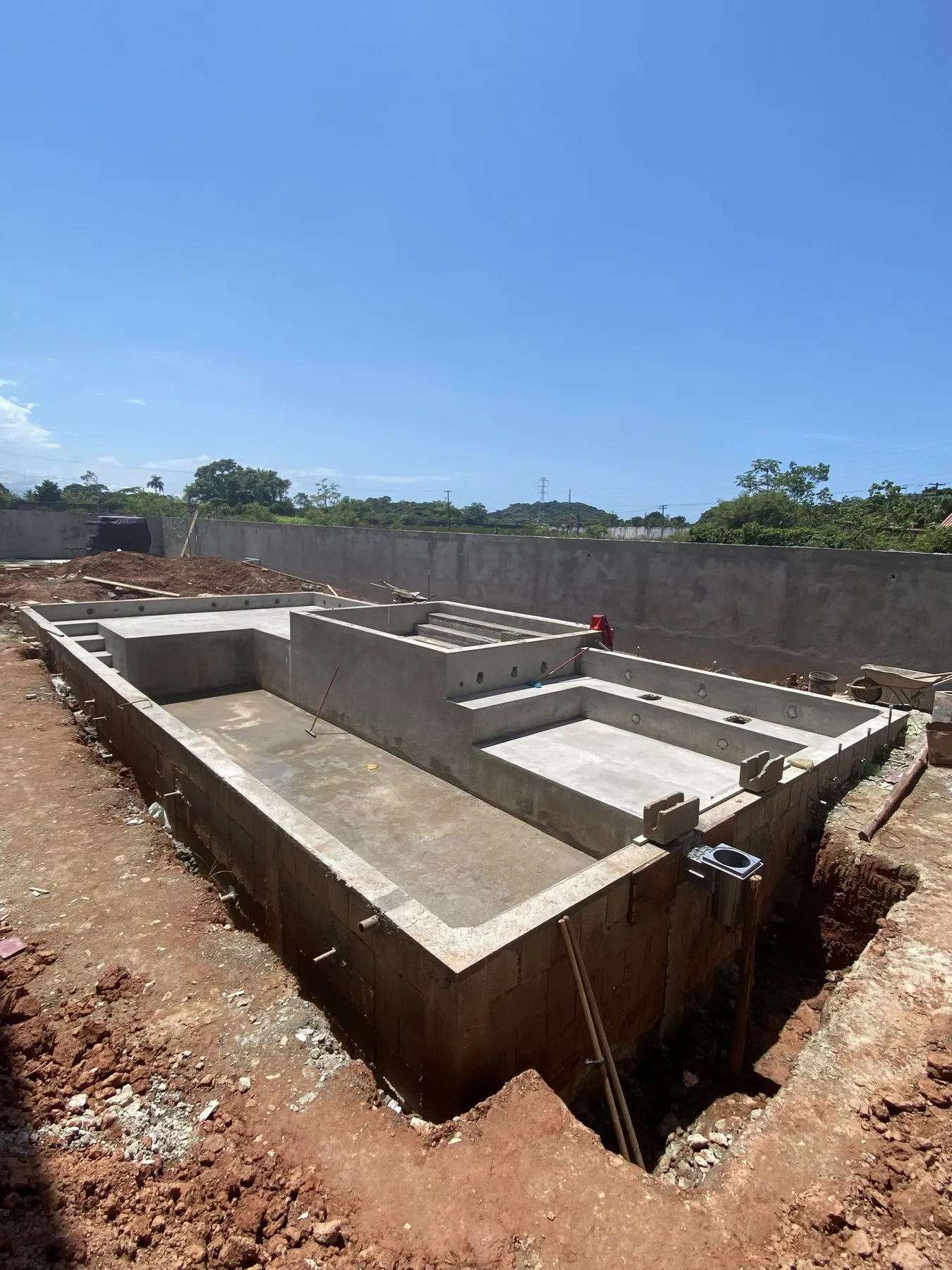 Estrutura de concreto da piscina em construção