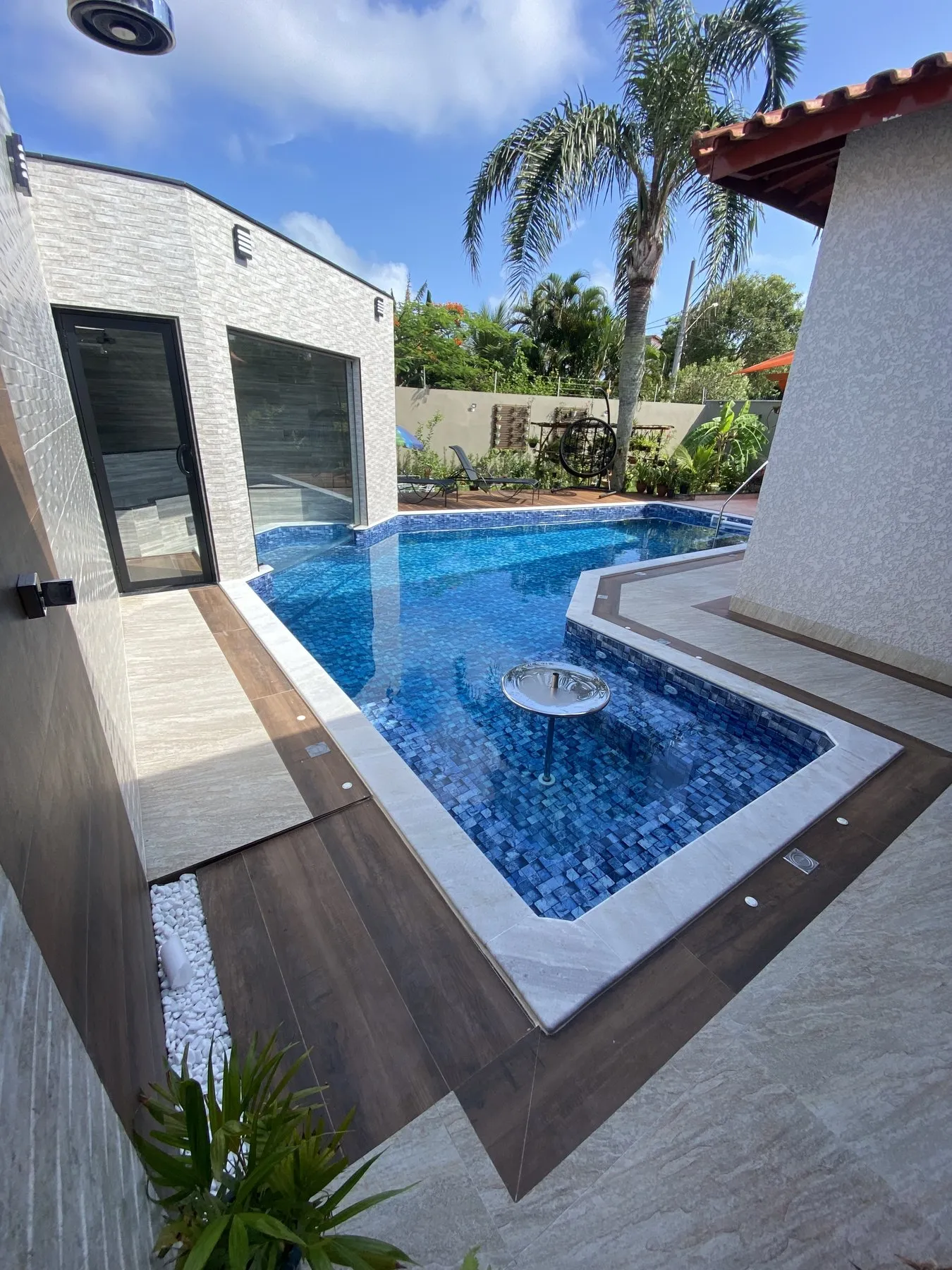 Piscina e área coberta com fechamento em vidro