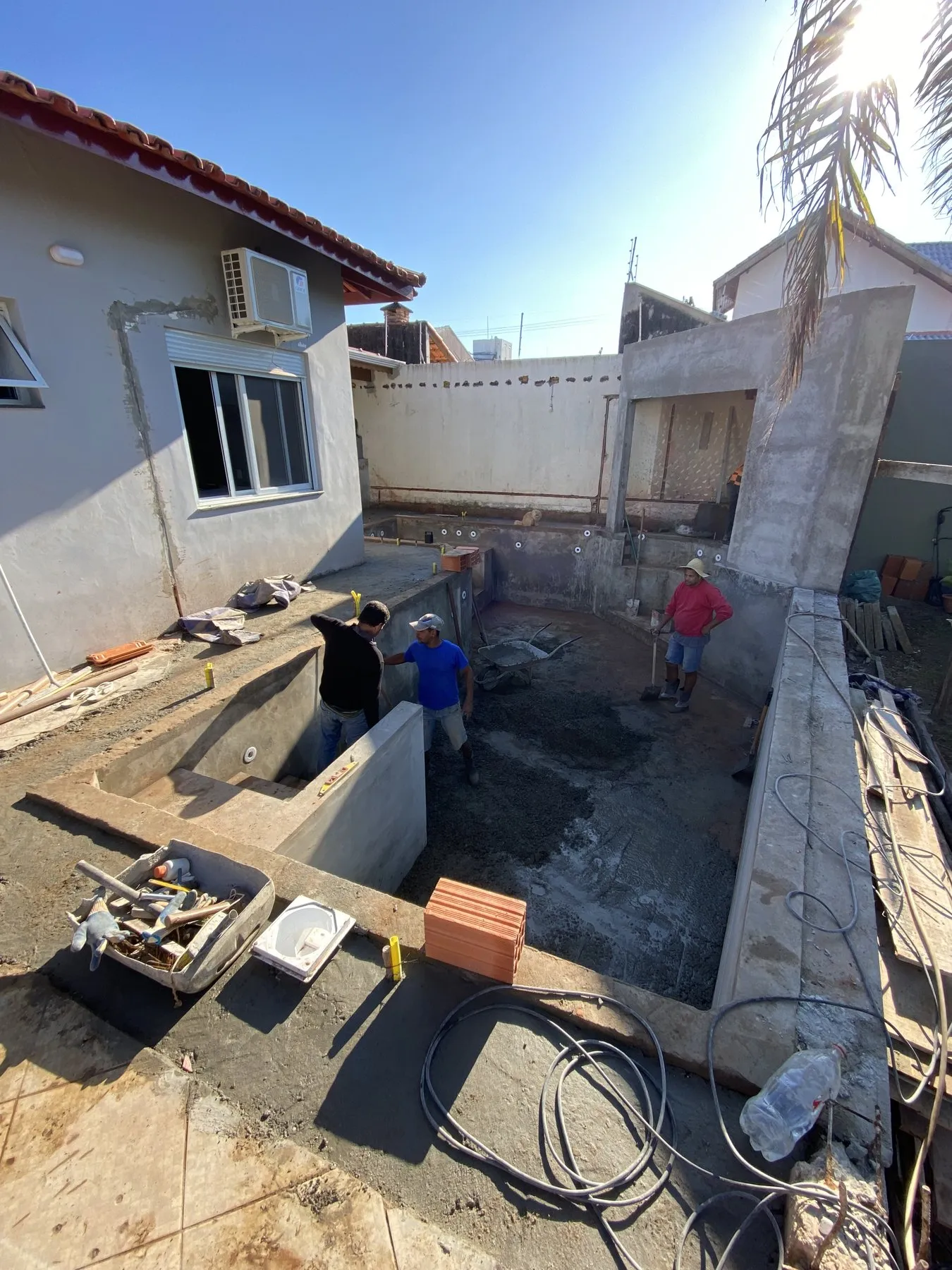 Equipe da Raia Azul trabalhando na estrutura de uma piscina